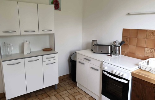 Seigy House | Comfortable Getaway for 6 with Garden in Seigy