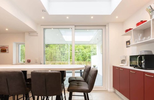 Spa House | Top-Rated Homerez House with Jacuzzi, Garden & Spa Retreat