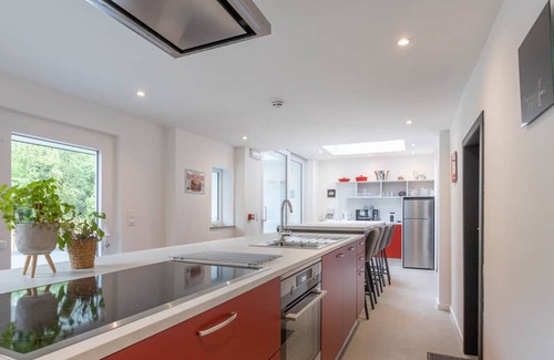 Spa House | Top-Rated Homerez House with Jacuzzi, Garden & Spa Retreat