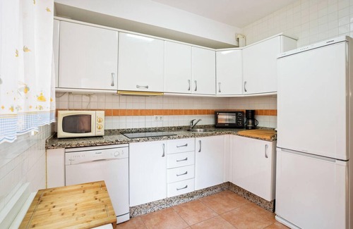 Lepe House | Beachside Retreat: 2 km from the Ocean with Shared Pool