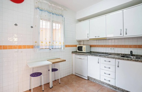 Lepe House | Beachside Retreat: 2 km from the Ocean with Shared Pool