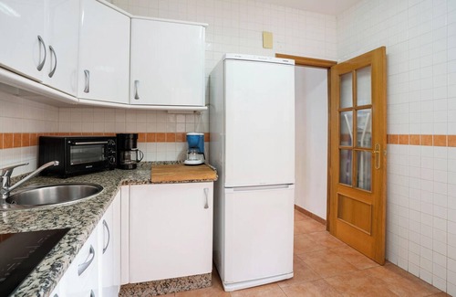 Lepe House | Beachside Retreat: 2 km from the Ocean with Shared Pool