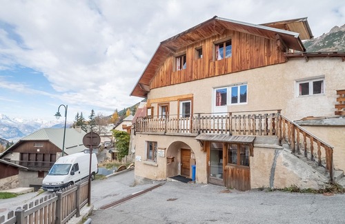 Vars House | Relaxing Retreat: Spacious House with Spa Near Vars Slopes