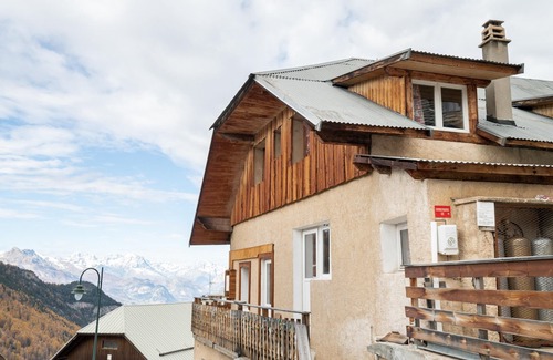 Vars House | Relaxing Retreat: Spacious House with Spa Near Vars Slopes