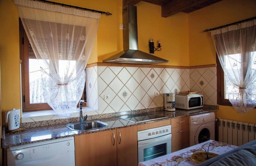Rozuelo House | Ideal Getaway for 6 at Tedejo with Spa & Pet-Friendly Options