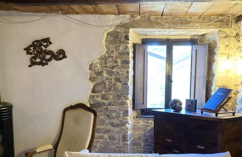 Caprese Michelangelo House | Homerez - Nice house for 6 ppl. with balcony at Caprese Michelangelo