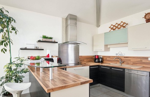 Les Boucholeurs House | Cozy Sea View Retreat with Terrace at Chatelaillon Plage