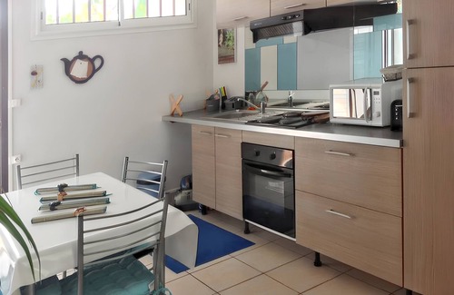 Etang Sale Les Bains House | Beachside Getaway: Homerez House for 5 at l'Étang-Salé