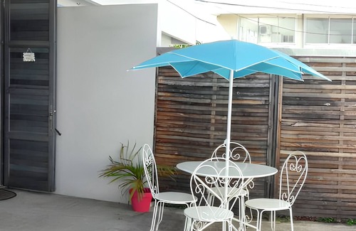 Etang Sale Les Bains House | Beachside Getaway: Homerez House for 5 at l'Étang-Salé