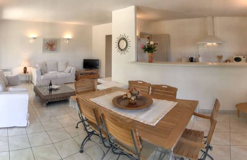 Solaro Villa | Beachside Villa with Pool for 6 Guests - Pet Friendly Retreat