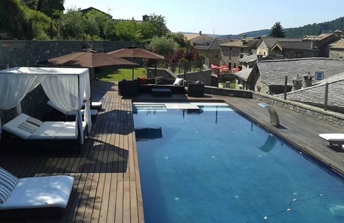 Boltana House | Relaxing Retreat in Boltaña: Pool, Spa & Pet Friendly!
