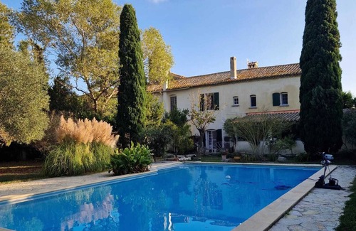 Albaron Apartment | Homerez - Spacious Apartment in Arles with Shared Pool and Garden