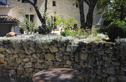 Caseneuve Villa | Elegant Villa with Pool & Terrace for 8 in Caseneuve