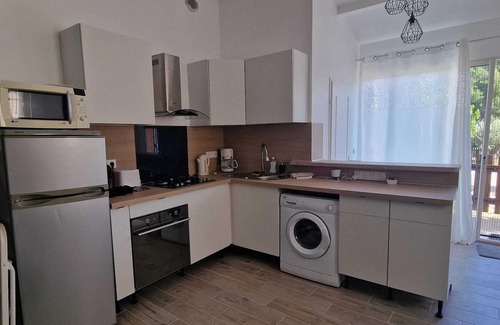 Cuges-les-Pins Apartment | Cozy Studio with Ocean View in Cuges-les-Pins