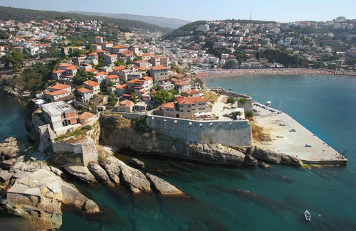 Rana Apartment | Charming Ulcinj Studio with Balcony and Oceanfront Views