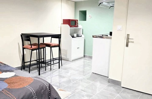 Noisy-le-Sec Apartment | Cozy Studio Retreat in Noisy-le-Sec with Pool & Pets Welcome