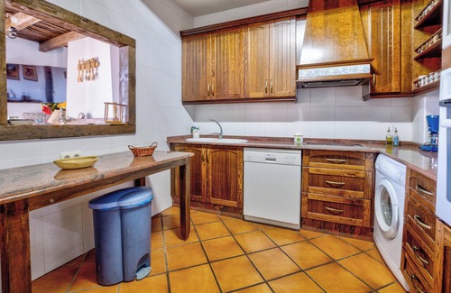 Puebla de Don Rodrigo Villa | Spacious Villa with Pool for 12 in Puebla de Don Rodrigo