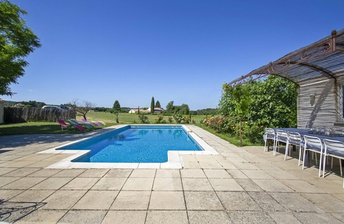 La Tour-d'Aigues Villa | Pet-Friendly Villa with Pool in La Tour-d'Aigues, 9.8 Rating