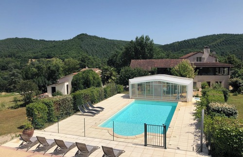 Saint-Gery House | Ideal Getaway: 5-Person House with Shared Pool in Saint-Géry
