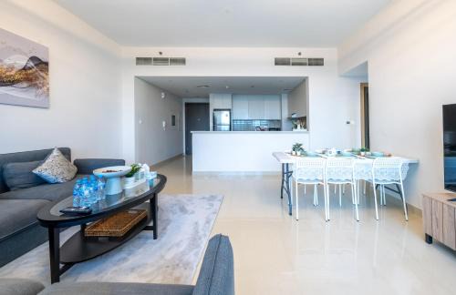 Dubai Apartment | Oceanfront 2BR Apartment with Pool at Harbour Views