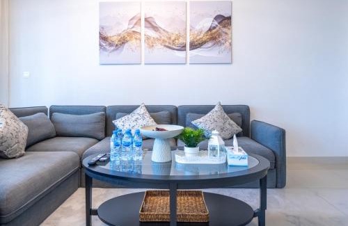 Dubai Apartment | Oceanfront 2BR Apartment with Pool at Harbour Views