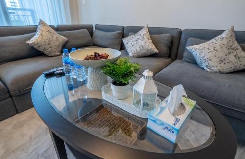 Dubai Apartment | Oceanfront 2BR Apartment with Pool at Harbour Views