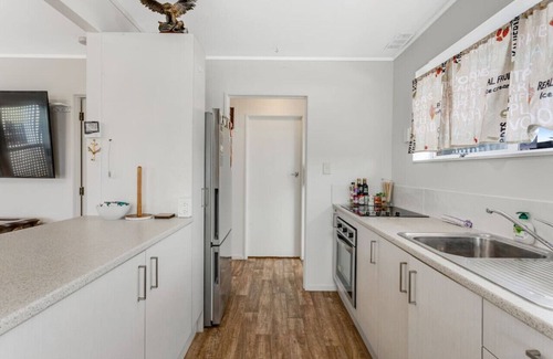 Glen Eden House | Cozy Retreat with Deck, Air-Con & Family-Friendly Amenities