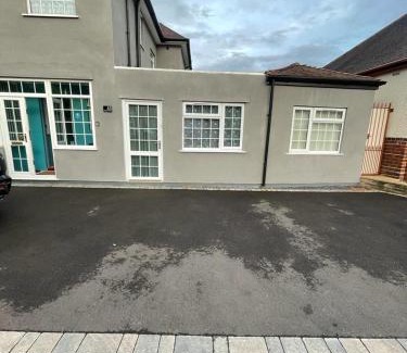 West Bromwich House | Cozy 1-Bedroom Homestay with Family-Friendly Amenities