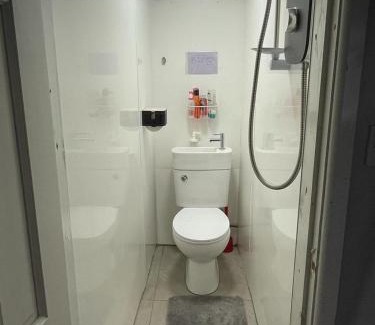 West Bromwich House | Cozy 1-Bedroom Homestay with Family-Friendly Amenities