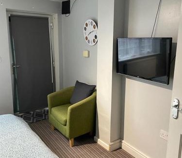 West Bromwich House | Cozy 1-Bedroom Homestay with Family-Friendly Amenities