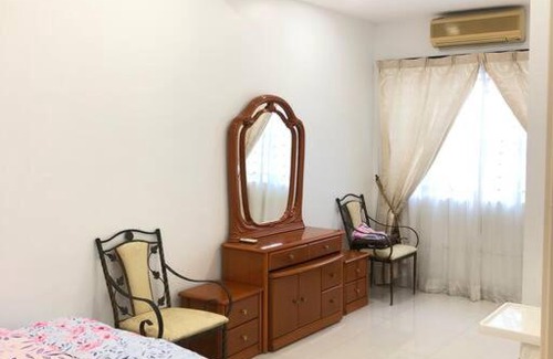 Shah Alam House | Family-Friendly Homestay for 7-12 Guests in Shah Alam