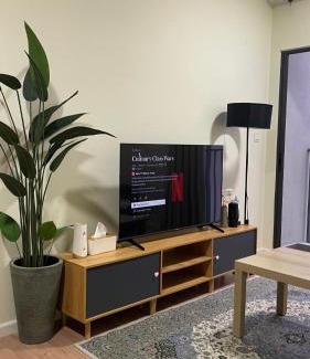 Shah Alam Apartment | Cozy Homestay at Dian Residency with Oceanfront Pool Access