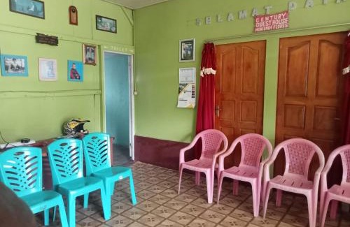 Moni House | Comfortable Homstay Century Desa Waturaka for Families