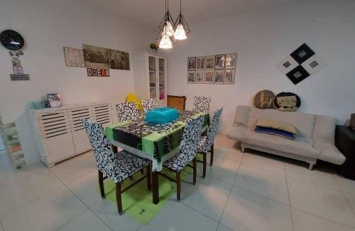 Kampung Kuala Pari Apartment | Cozy Homestay Condo: Pool, Waterpark & Family Fun
