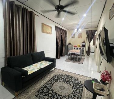 Kepala Batas House | Cozy Homestay D'Putra Bertam with Oceanfront Pool Access
