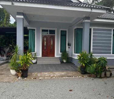 Jerteh House | Inviting Homestay Durian Belanda: Poolside Relaxation Awaits