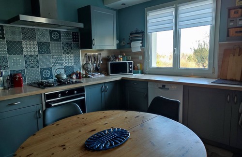 Chateau-l'Hermitage House | Guest-Rated Homestay with Kitchen & Delicious Breakfast