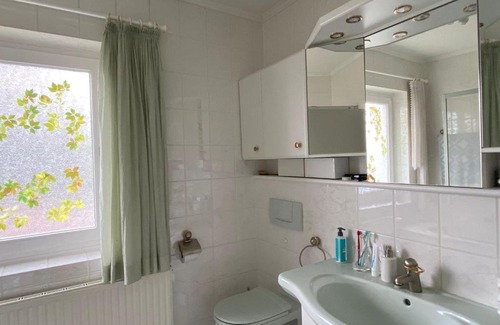 Gross Buchholz House | Budget-Friendly Homestay Hannover with Hot Tub & Breakfast