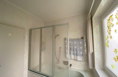 Gross Buchholz House | Budget-Friendly Homestay Hannover with Hot Tub & Breakfast