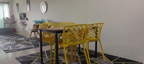Durian Sebatang House | Welcoming Homestay Kak Ninie with Kitchen & Accessibility