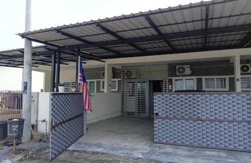 Durian Sebatang House | Welcoming Homestay Kak Ninie with Kitchen & Accessibility