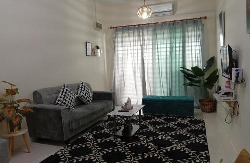 Durian Sebatang House | Welcoming Homestay Kak Ninie with Kitchen & Accessibility