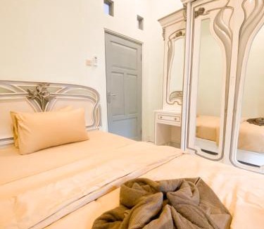 Gedongkiwo Villa | Pet-Friendly Homestay Kamar Tamu Gedongkiwo Awaits You