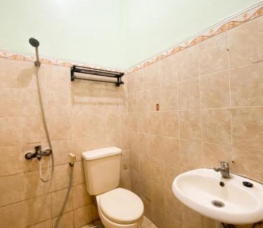 Gedongkiwo Villa | Pet-Friendly Homestay Kamar Tamu Gedongkiwo Awaits You