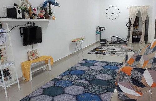Tanjung Piandang Apartment | Family-Friendly Homestay with Ocean View and Kitchen