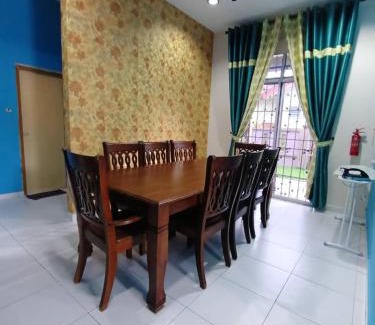 Chukai Villa | Private Pool Retreat: Homestay Kemaman with Great Amenities