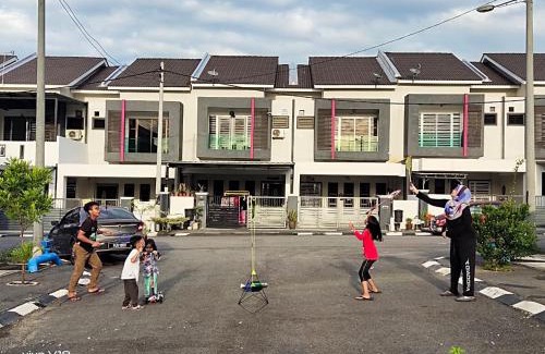 Lumut House | Cozy Homestay Mewah Lumut with Fireplace & Child-Friendly Amenities