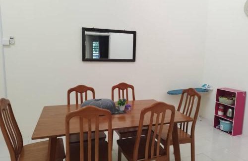 Kampung Lubok Katak House | Charming Homestay Delisha Tapah with Private Pool Access