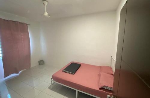 Tapah Road Apartment | Cozy Homestay Nafisah: Family-Friendly Retreat Awaits