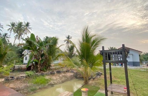 Kampung Sungai Burong House | Cozy Homestay Naim: Family-Friendly Retreat in Sabak Bernam